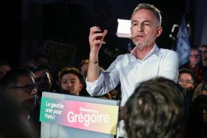 Le candidat à la mairie de Paris, Emmanuel Grégoire, prononce un discours lors d'une réunion de la gauche unie à La Bellevilloise à Paris, le 14 janvier 2026.