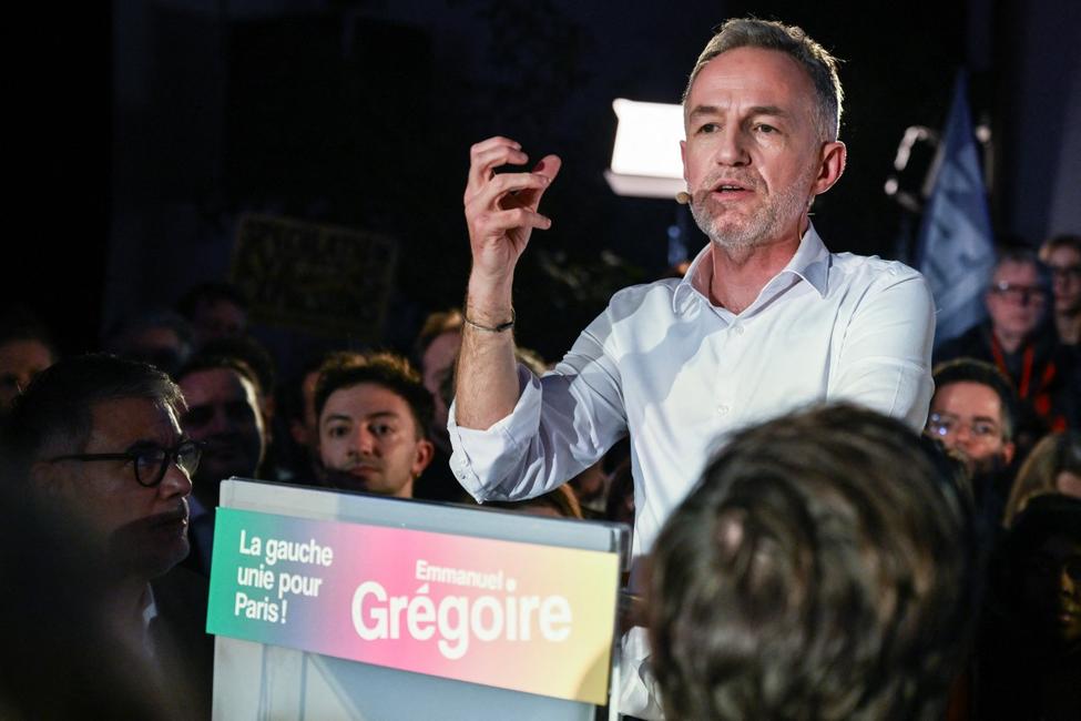 Le candidat à la mairie de Paris, Emmanuel Grégoire, prononce un discours lors d'une réunion de la gauche unie à La Bellevilloise à Paris, le 14 janvier 2026.
