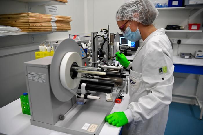 Une employée de la société française de biotechnologie innovante NG Biotech fabrique les tests « Carba », un test de résistance aux antibiotiques à Guipry, dans l'ouest de la France.