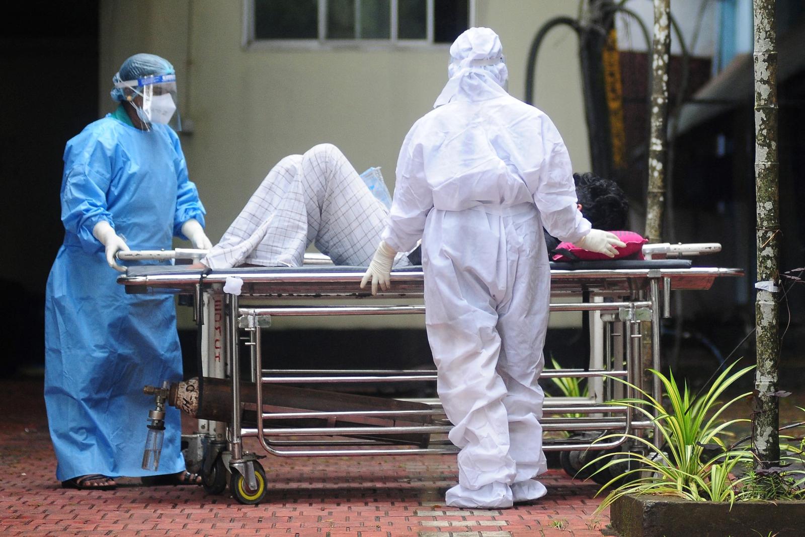 Le 16 septembre 2023, des agents de santé portant des équipements de protection transfèrent un homme présentant des symptômes du virus Nipah vers une unité d'isolement d'un hôpital public de Kozhikode, dans l'État du Kerala, au sud de l'Inde.