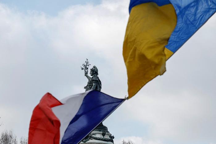 Les drapeaux nationaux ukrainiens et français flottent devant une sculpture de Marianne, sur la place de la République à Paris, le 1er mars 2025.