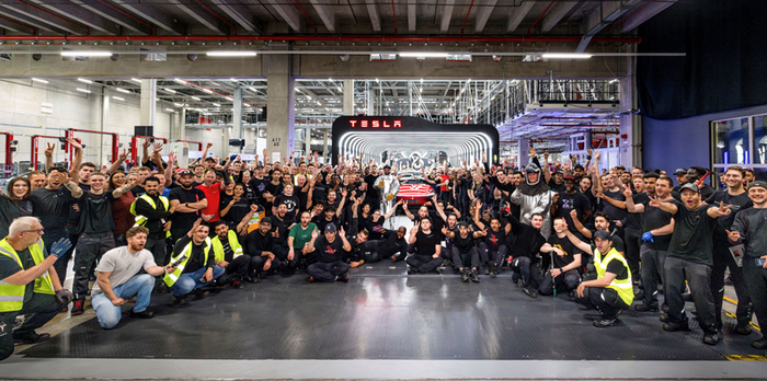 "La machine qui produit la machine" par Thomas Blard, avec Grok.