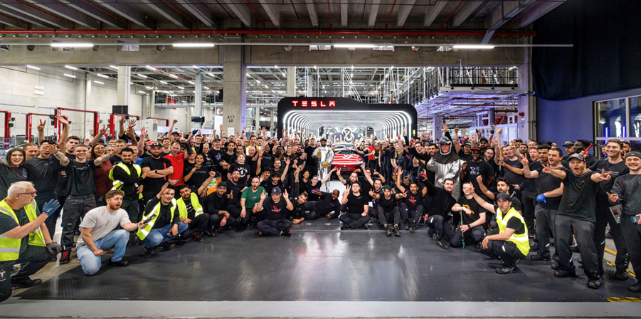 "La machine qui produit la machine" par Thomas Blard, avec Grok.