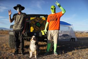 Des participants posent lors de l'événement dérivé de « Storm Area 51 », baptisé « Alienstock », le 20 septembre 2019 à Rachel, dans le Nevada.