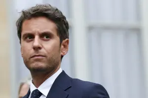 Gabriel Attal après une rencontre avec le Premier ministre français, dans le cadre de consultations politiques à l'hôtel de Matignon à Paris, le 2 septembre 2025.