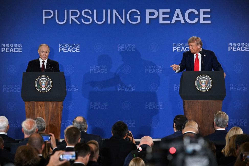 Le président américain Donald Trump et le président russe Vladimir Poutine tiennent une conférence de presse conjointe après avoir participé à un sommet américano-russe sur l'Ukraine à la base commune Elmendorf-Richardson à Anchorage, en Alaska, le 15 août 2025.