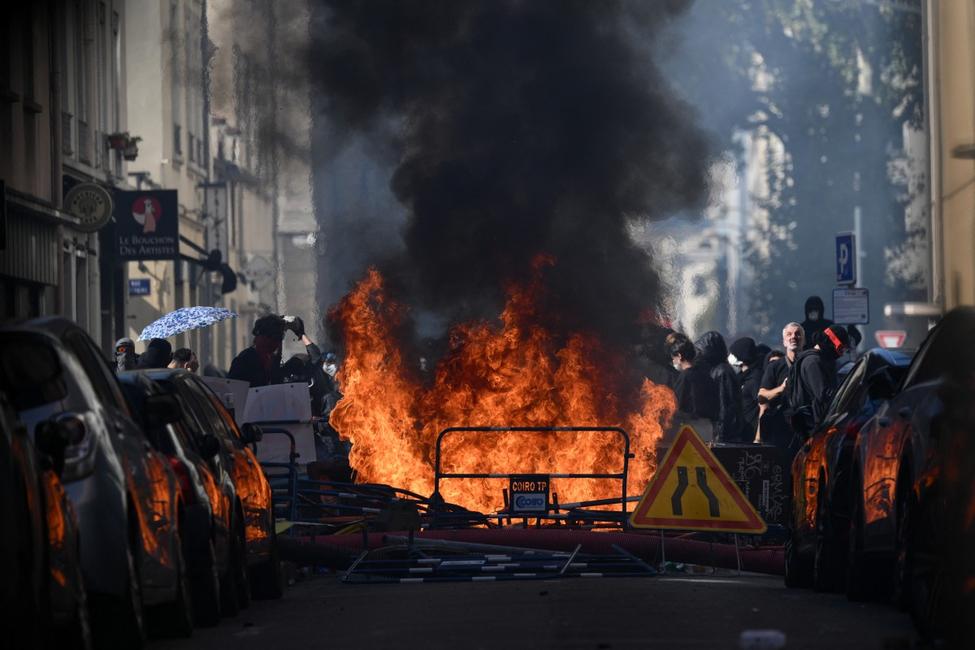 Un incendie sur une barricade de fortune érigée par des manifestants lors d’affrontements en marge d’un rassemblement de lycéens, à Lyon, le 6 octobre 2026.