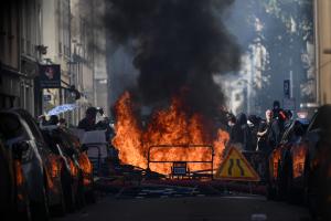 Un incendie sur une barricade de fortune érigée par des manifestants lors d’affrontements en marge d’un rassemblement de lycéens, à Lyon, le 6 octobre 2026.