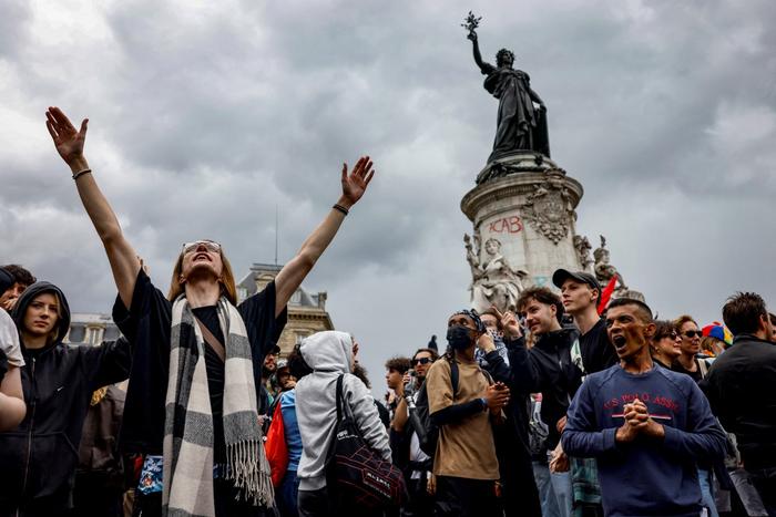 Des personnes participent à une manifestation sur la place de la République, dans le cadre du mouvement de protestation « Bloquons tout », à Paris, le 10 septembre 2025.