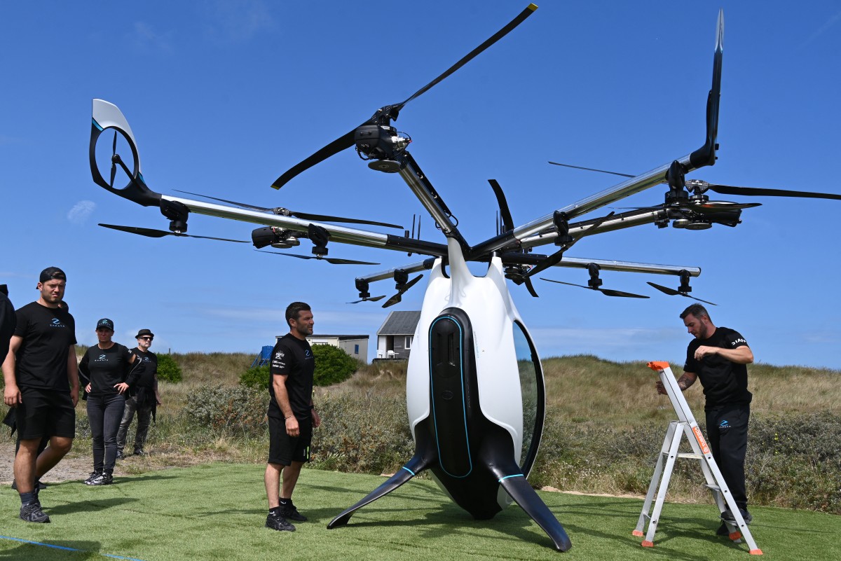 Franky Zapata forcé de faire demi-tour et d'amerrir après 26 minutes lors de sa traversée de la Manche en scooter volant