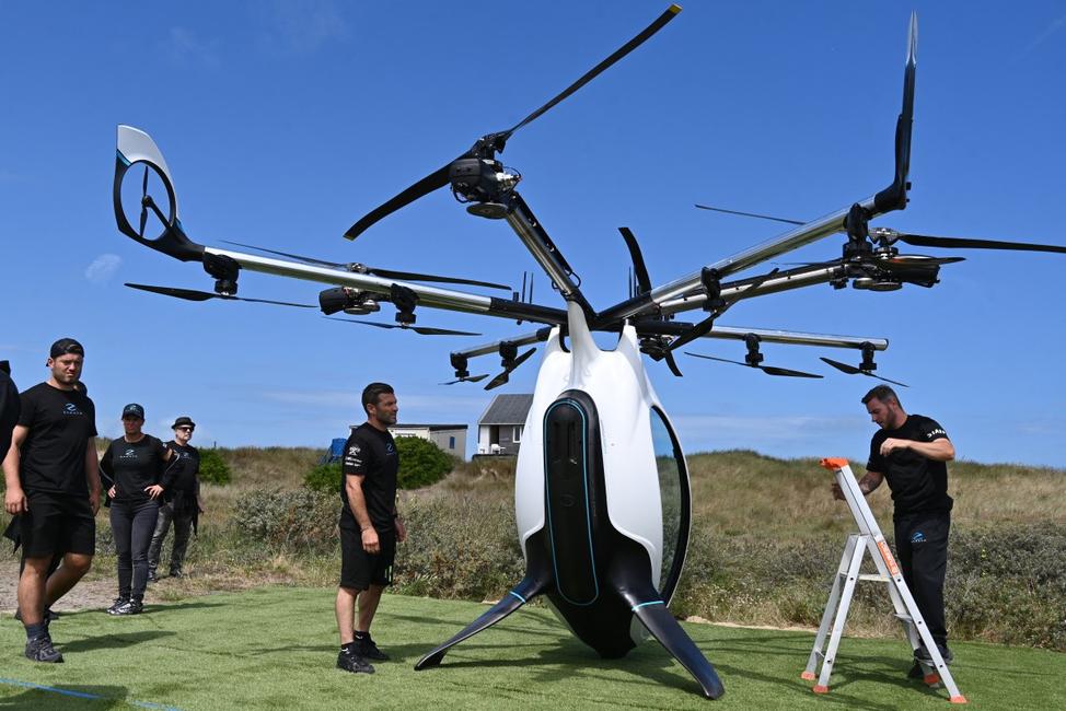 L'inventeur Franky Zapata a proximité d'un scooter volant pour tenter de traverser la Manche au large de Sangatte, dans le nord de la France, le 25 juillet 2025.