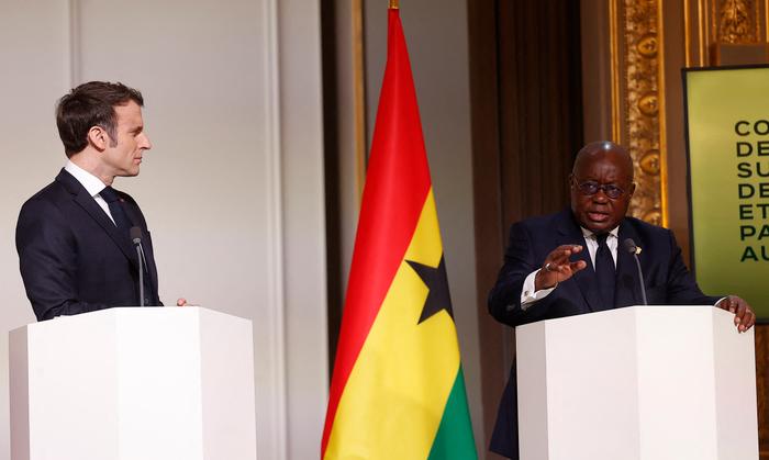 Emmanuel Macron et le président ghanéen Nana Afuko Addo tiennent une conférence de presse conjointe sur l'engagement de la France au Sahel, à l'Élysée, le 17 février 2022.