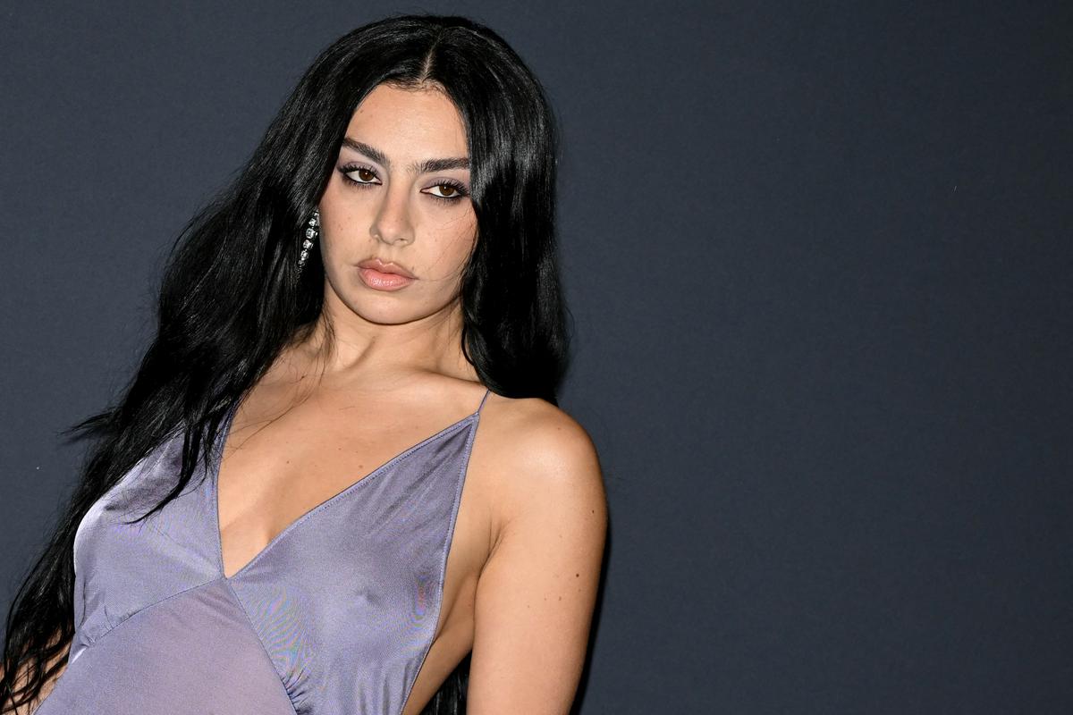 La chanteuse et compositrice britannique Charli XCX pose sur le photocall en marge de la 78e édition du Festival de Cannes, le 18 mai 2025.