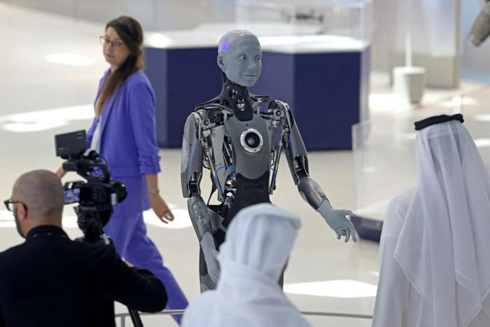 Le robot humanoïde Ameca accueille les visiteurs au Musée du futur de Dubaï, le 11 octobre 2022. 
