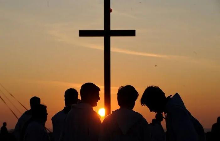 "Le passage de la modernité première manière à la post modernité a conduit à revoir profondément les rapports entre l’Église et le monde".
