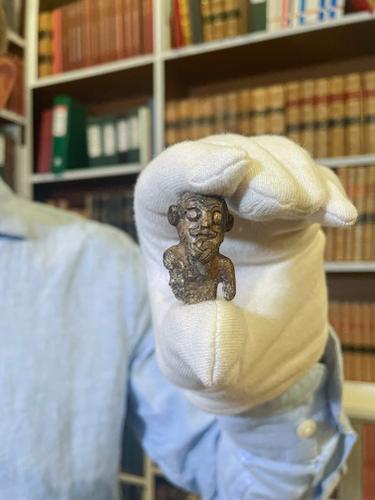 Le conservateur du musée national du Danemark, Peter Pentz, tenant dans sa main une figurine en ivoire de morse, pièce d'un jeu de société, qui serait le premier portrait d'un Viking. (Photo by Camille BAS-WOHLERT / AFP)