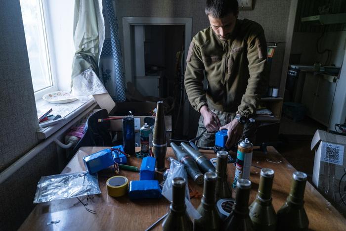 Un militaire ukrainien attache un engin explosif à un drone FPV dans un lieu non divulgué près de Kostyantynivka, dans la région de Donetsk (image d'illustration)