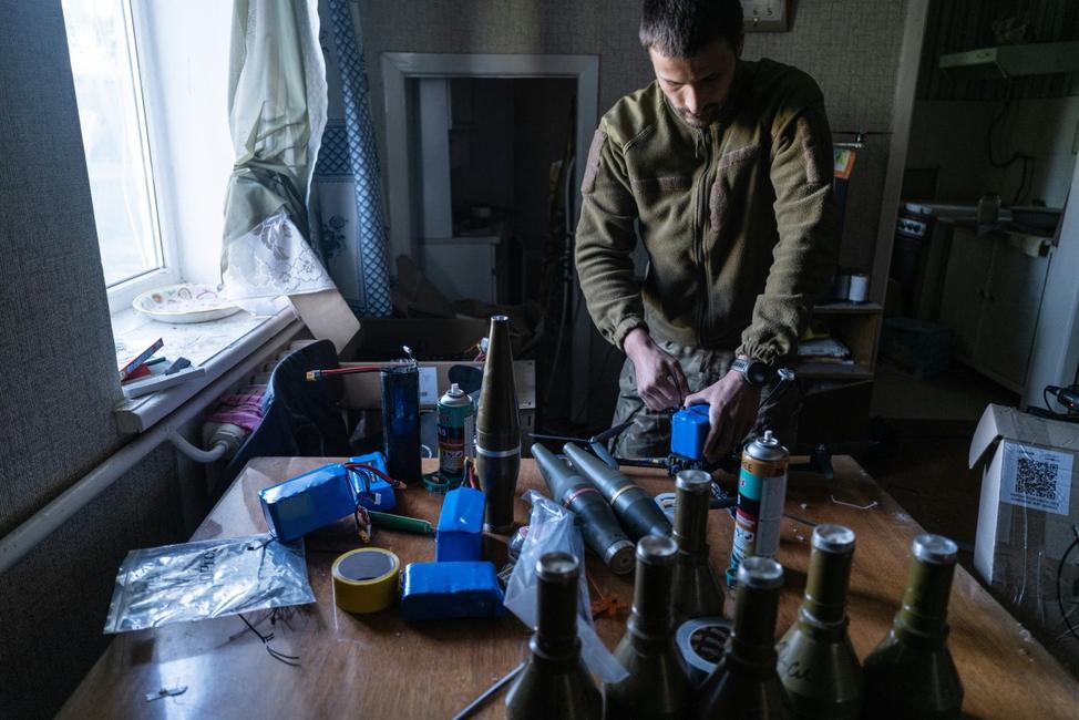 Un militaire ukrainien attache un engin explosif à un drone FPV dans un lieu non divulgué près de Kostyantynivka, dans la région de Donetsk (image d'illustration)