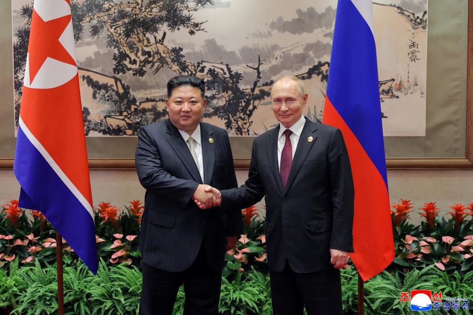 Le dirigeant nord-coréen Kim Jong-un rencontrant le président russe Vladimir Poutine à Pékin, après avoir assisté à un défilé militaire marquant le 80e anniversaire de la victoire sur le Japon et de la fin de la Seconde Guerre mondiale, le 3 septembre 2025.