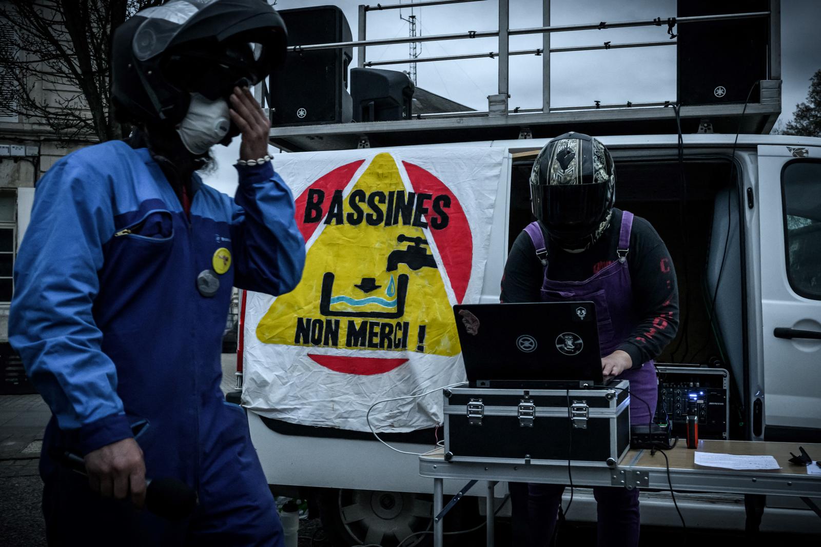Des participants à un rassemblement organisé par les opposants aux « méga-bassines », à Niort, le 25 mars 2024.