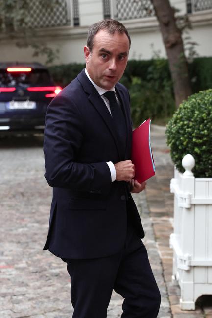 Sébastien Lecornu, nouveau Premier ministre, arrive au Centre opérationnel de gestion interministérielle des crises (COGIC) à l’Hôtel de Beauvau, à Paris, le 10 septembre 2025, jour de la passation de pouvoir avec son prédécesseur, battu lors du vote de confiance du 8 septembre. Cette journée a également été marquée par la mobilisation nationale « Bloquons tout », appelant à des actions de protestation et de désobéissance civile à travers la France.