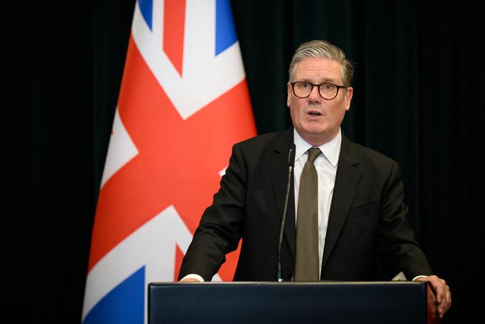 Le Premier ministre britannique Keir Starmer s'adresse aux médias lors d'une conférence de presse conjointe avec le Premier ministre albanais à la Kryeministria de Tirana, le 15 mai 2025.