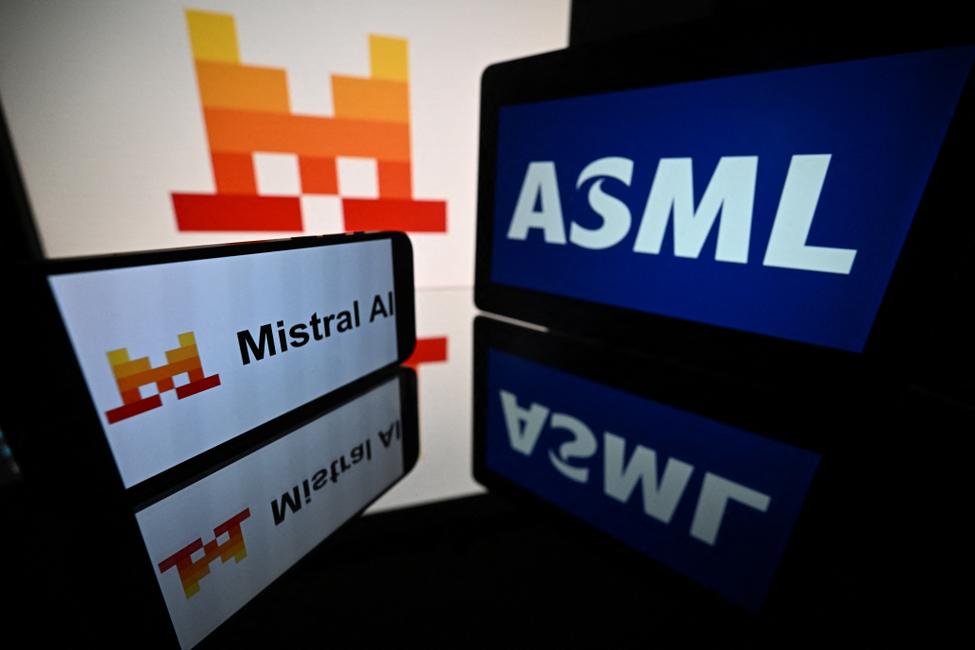 Cette photo montre des écrans affichant les logos de l’entreprise française d’intelligence artificielle Mistral AI et du groupe néerlandais Advanced Semiconductor Materials Lithography (ASML), à Toulouse, dans le sud-ouest de la France, le 9 septembre 2025. Le groupe néerlandais ASML (Advanced Semiconductor Materials Lithography) a investi 1,3 milliard d’euros dans l’entreprise française d’intelligence artificielle Mistral AI, devenant son premier actionnaire avec 11 % du capital.