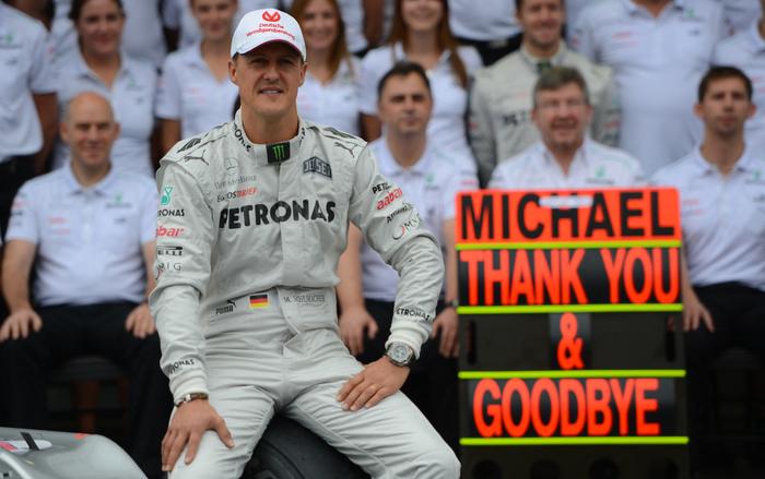 Le pilote allemand de Formule 1 Michael Schumacher pose avec l'équipe Mercedes le 25 novembre 2012 dans les stands du circuit d'Interlagos à Sao Paulo, au Brésil.