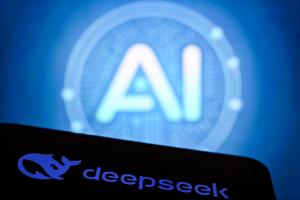 Une photo prise le 12 octobre 2026 montre des lettres d'IA sur l'écran d'un ordinateur portable, à côté du logo de l'application chinoise Deepseek AI (en bas) sur l'écran d'un smartphone à Francfort-sur-le-Main, dans l'ouest de l'Allemagne.