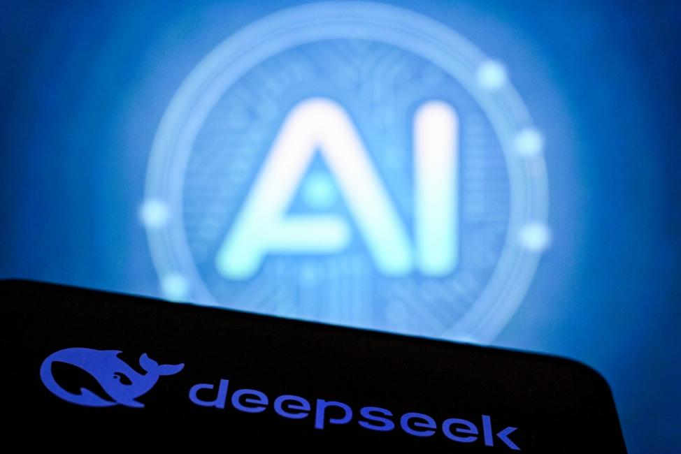 Une photo prise le 12 octobre 2026 montre des lettres d'IA sur l'écran d'un ordinateur portable, à côté du logo de l'application chinoise Deepseek AI (en bas) sur l'écran d'un smartphone à Francfort-sur-le-Main, dans l'ouest de l'Allemagne.