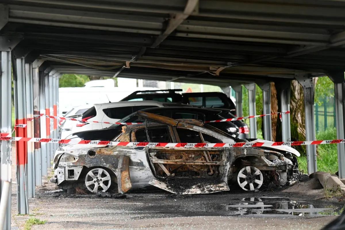 Cette photographie prise le 16 avril 2025 montre une voiture incendiée devant la prison de Tarascon, dans le sud de la France, après que 3 voitures aient été incendiées la nuit précédente sur son parking.