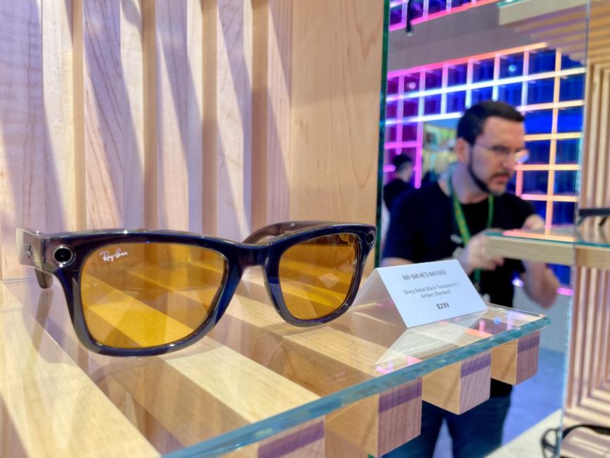 Les lunettes connectées de Ray-Ban, dotées d'une caméra et d'écouteurs intégrés, sont présentées en avant-première de Meta Connect, l'événement annuel de Meta consacré à ses dernières innovations logicielles et matérielles, qui se tiendra à Menlo Park, en Californie, le 24 septembre 2024. 