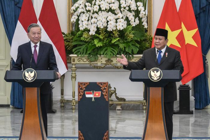 Le président indonésien Prabowo Subianto s'adresse à la presse lors d'une conférence conjointe avec le secrétaire général du Parti communiste vietnamien To Lam au palais présidentiel de Jakarta, le 10 mars 2025.