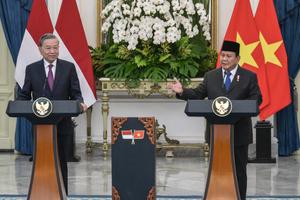 Le président indonésien Prabowo Subianto s'adresse à la presse lors d'une conférence conjointe avec le secrétaire général du Parti communiste vietnamien To Lam au palais présidentiel de Jakarta, le 10 mars 2025.