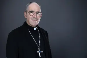 L'évêque de Nanterre, Matthieu Rougé, pose lors d'une séance photo à Paris pour l'AFP, le 28 août 2023.