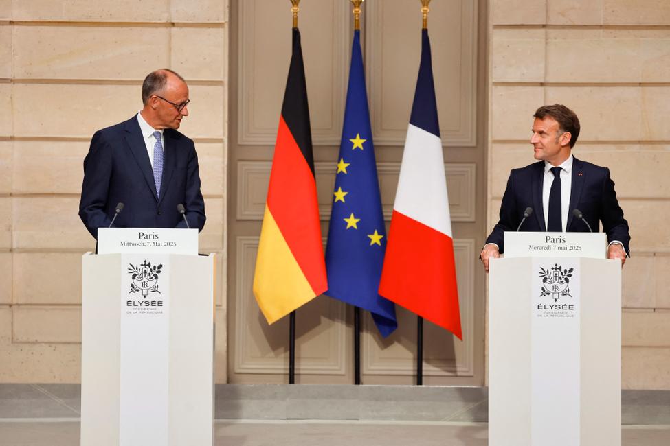 Emmanuel Macron et le nouveau chancelier allemand Friedrich Merz s'expriment lors d'une conférence de presse conjointe à l'Élysée, à Paris, le 7 mai 2025.