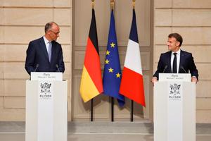 Emmanuel Macron et le nouveau chancelier allemand Friedrich Merz s'expriment lors d'une conférence de presse conjointe à l'Élysée, à Paris, le 7 mai 2025.