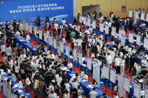 Des demandeurs d'emploi consultent des offres d'emploi lors d'un forum de l'emploi destiné aux jeunes diplômés, organisé au gymnase de l'université de Huai'an, en Chine. 