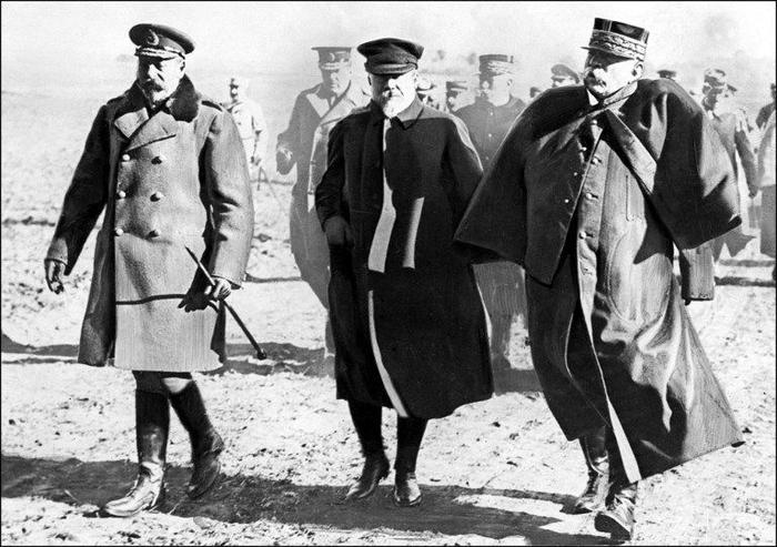Raymond Poincaré entouré du Roi d'Angleterre George V et du Maréchal Joffre