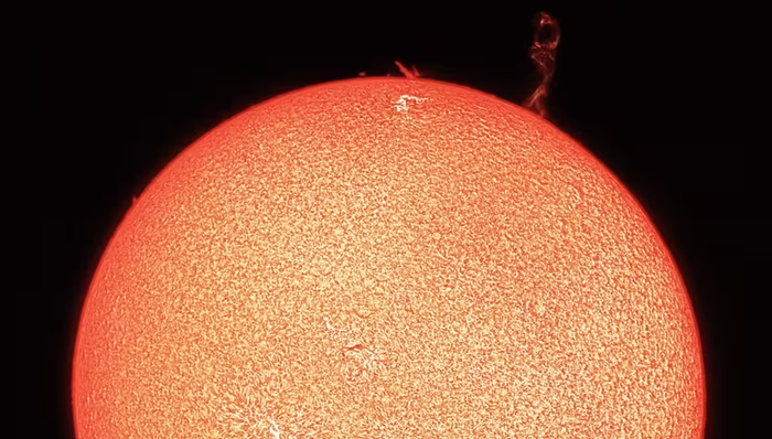 Une vue de la surface du Soleil et d'une éruption solaire le 15 août 2016 à travers un filtre H-Alpha.