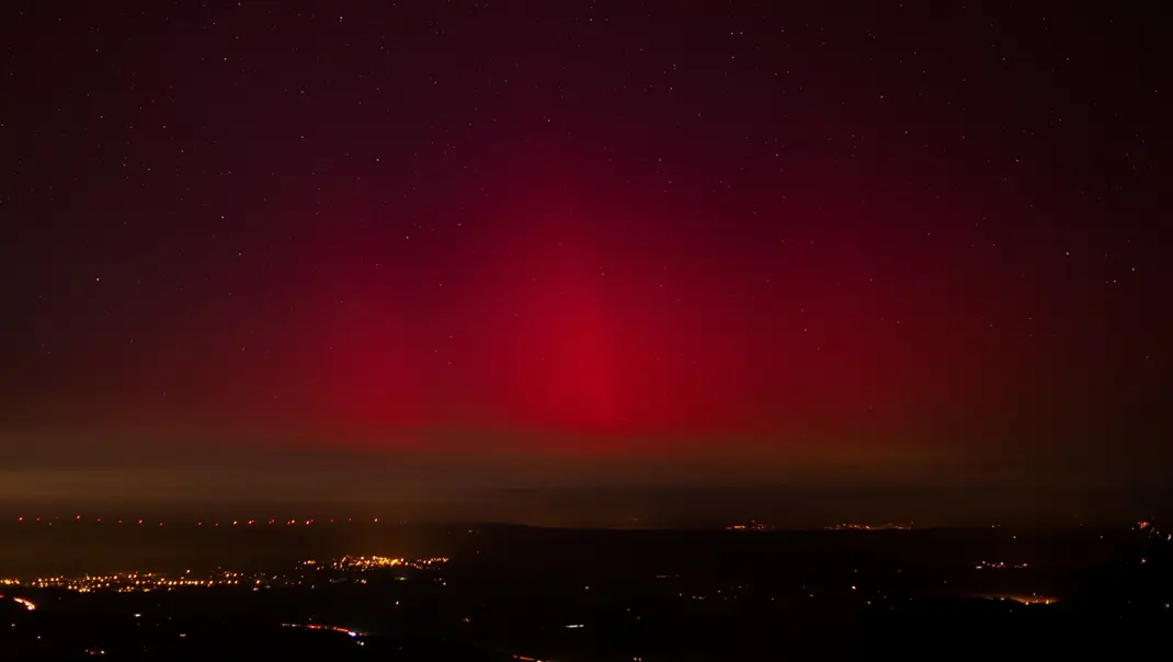 Cette photo, prise depuis le village de La Roquebrussanne, dans le sud-est de la France, montre une aurore boréale tôt le 1er janvier 2025. (Photo de Yohan LAURITO / AFP)