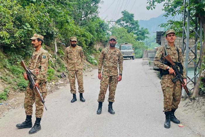 Des soldats montent la garde près d'une mosquée endommagée à Muzaffarabad, la capitale du Cachemire administré par le Pakistan, le 8 mai 2025.