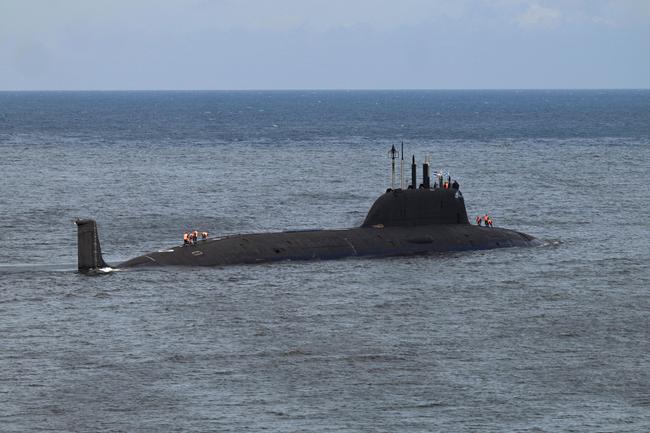 Le sous-marin nucléaire russe Kazan, membre du détachement naval russe en visite à Cuba, quitte le port de La Havane le 17 juin 2024.