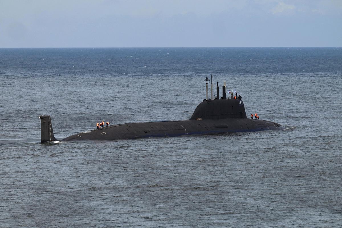 Le sous-marin nucléaire russe Kazan, membre du détachement naval russe en visite à Cuba, quitte le port de La Havane le 17 juin 2024.
