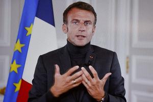 Emmanuel Macron col roulé AFP