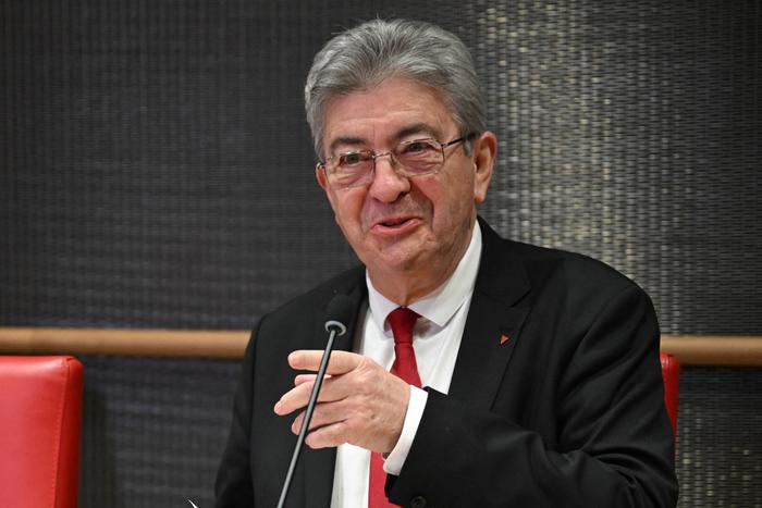 Jean-Luc Mélenchon : "C'est ça vos questions embarrassantes ? Ha ha ha ! Laissez-moi plutôt vous raconter la fois où, n'écoutant que mon courage, j'ai sauvé des juifs des griffes soviétiques"