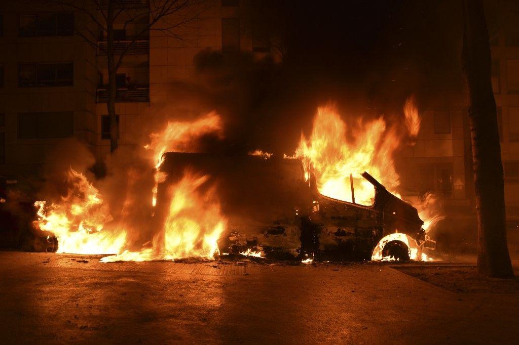 Voiture brûlée.