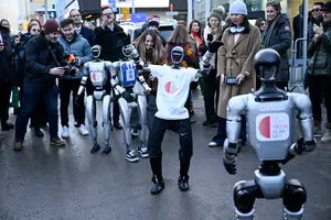 Des modèles humanoïdes robotiques Unitree G1 déambulant dans les rues de Davos, à l'occasion de la réunion annuelle du Forum économique mondial (FEM), en janvier 2026.