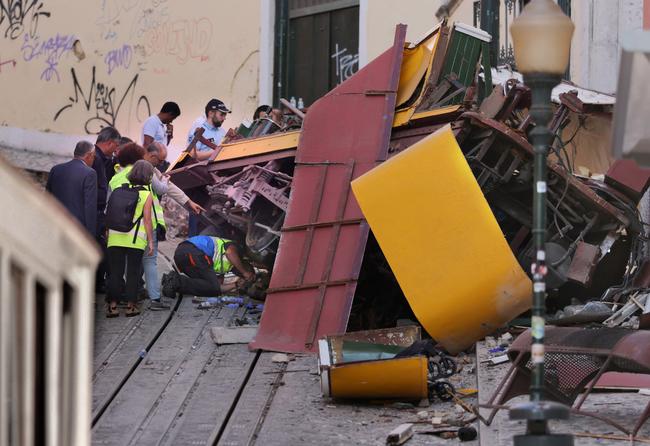 La police examine les débris du funiculaire de la Gloria, un jour après l’accident qui a fait 15 morts à Lisbonne, le 4 septembre 2025. Au moins 15 personnes ont été tuées et 18 autres blessées lorsqu’un célèbre funiculaire de Lisbonne a déraillé le 3 septembre 2025, ont indiqué les secours.