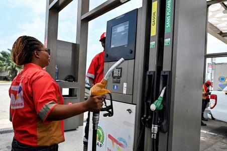 Une employée d'une station service TotalEnergies à Abidjan, le 20 septembre 2025.